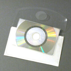 Eine beschichtete CD in einer klaren Hülle, liegend auf einem weißen Umschlag.