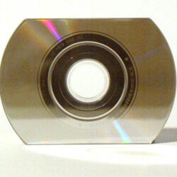 Eine schmale, kleine Visitenkarten-DVD, bei der 2 Seitenrundungen "fehlen".