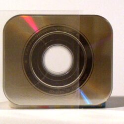 Eine eckige Visitenkarten-DVD mit einer transparenten Hülle, die die CD sichtbar macht.