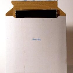 Weiße Kartonverpackung mit offenen Klappen und dem Hinweis "Hier offen" auf der Vorderseite.