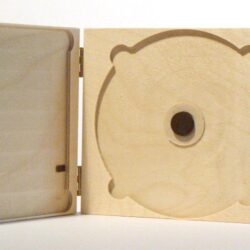 Offene Holzkassette mit Platz für eine CD, die das handwerkliche Design zeigt.