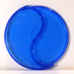 Ein rundes blaues CD Case mit einer geschwungenen Trennlinie in der Mitte, die eine YinYangForm erzeugt.