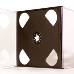 Transparente CD-Hülle mit schwarzem Innenbereich, geöffnet und seitlich gelegen.