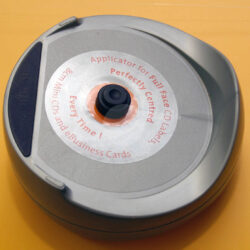 Ein Applikator für perfekt zentrierte CD-Etiketten und Visitenkarten.