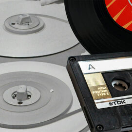 Einblicke in klassische Audiomedien wie Schallplatten und Kassetten.