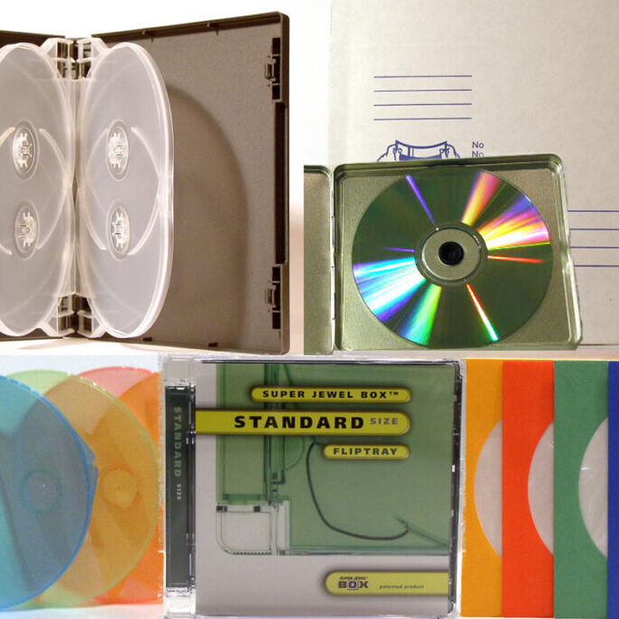 CD-Hüllen und Verpackungen: Eine Auswahl an CD-Hüllen und Datenträgern, einschließlich einer Doppel-CD-Hülle, einer Super Jewel Box und farbigen CD-Hüllen.
