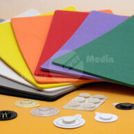 Eine Vielzahl von bunten CD-Haltepunkte, zusammen mit verschiedenen Haftmaterialien auf einem gelben Hintergrund.