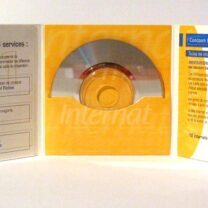 Ein aufgeschlagenes CD-ROM-Case mit einer silbernen CD in der Mitte, umgeben von Anleitungen und Informationen zu verschiedenen Diensten.