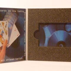 Eine kreative Box mit Sichtfenster, die Spielkarten und CDs kombiniert, um eine transparente und interaktive Erfahrung zu bieten.