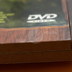Detailaufnahme eines DVD-Covers mit Holz- und grünen Designelementen