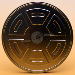 Nahaufnahme einer glänzenden Filmrolle auf einem neutralen Hintergrund.