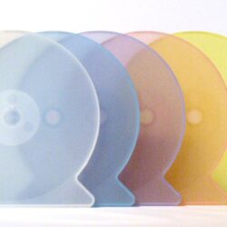 Fünf transparente CD-Hüllen in verschiedenen Farben, angeordnet von links nach rechts: klar, blau, lila, orange und gelb.