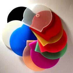 Eine Anordnung von bunten Kunststoffscheiben in verschiedenen Formen und Farben, einschließlich Blau, Rot, Gelb, Grün und Schwarz.