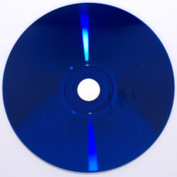 Ein blauer CD-Rohling, von oben abgebildet, mit reflektierenden Oberflächen und mittigem Loch.