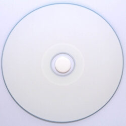 Eine weiße, unbedruckte CD mit einem silbernen Zentrum und einem weißen Hintergrund.