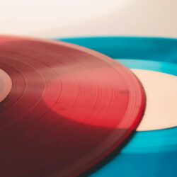 Nahaufnahme von einer roten und einer blauen Schallplatte, die übereinander liegen.