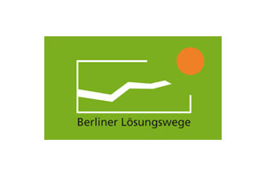 Logo der Organisation Berliner Lösungswege auf grünem Hintergrund mit grafischen Elementen und orangefarbener Sonne.